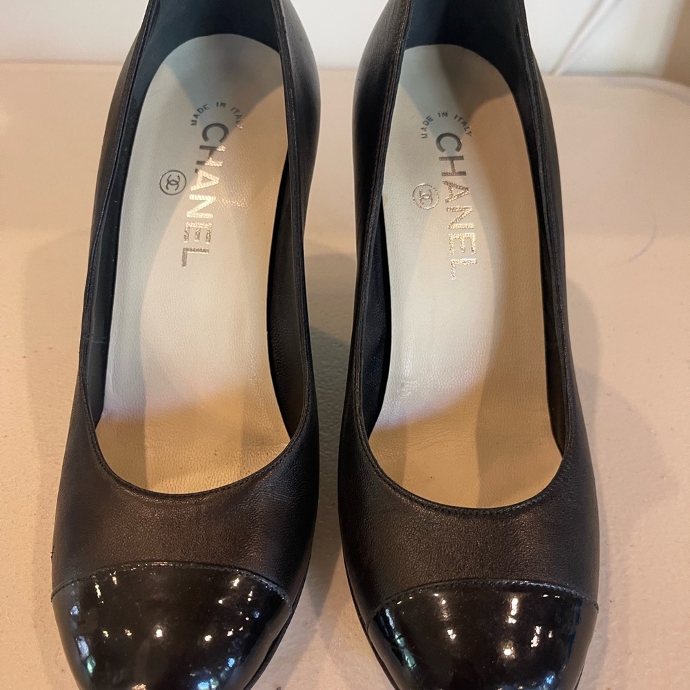 🌸 CHANEL LAMBSKIN WEDGES IN SIZE 38.5 - Picture 2 of 11